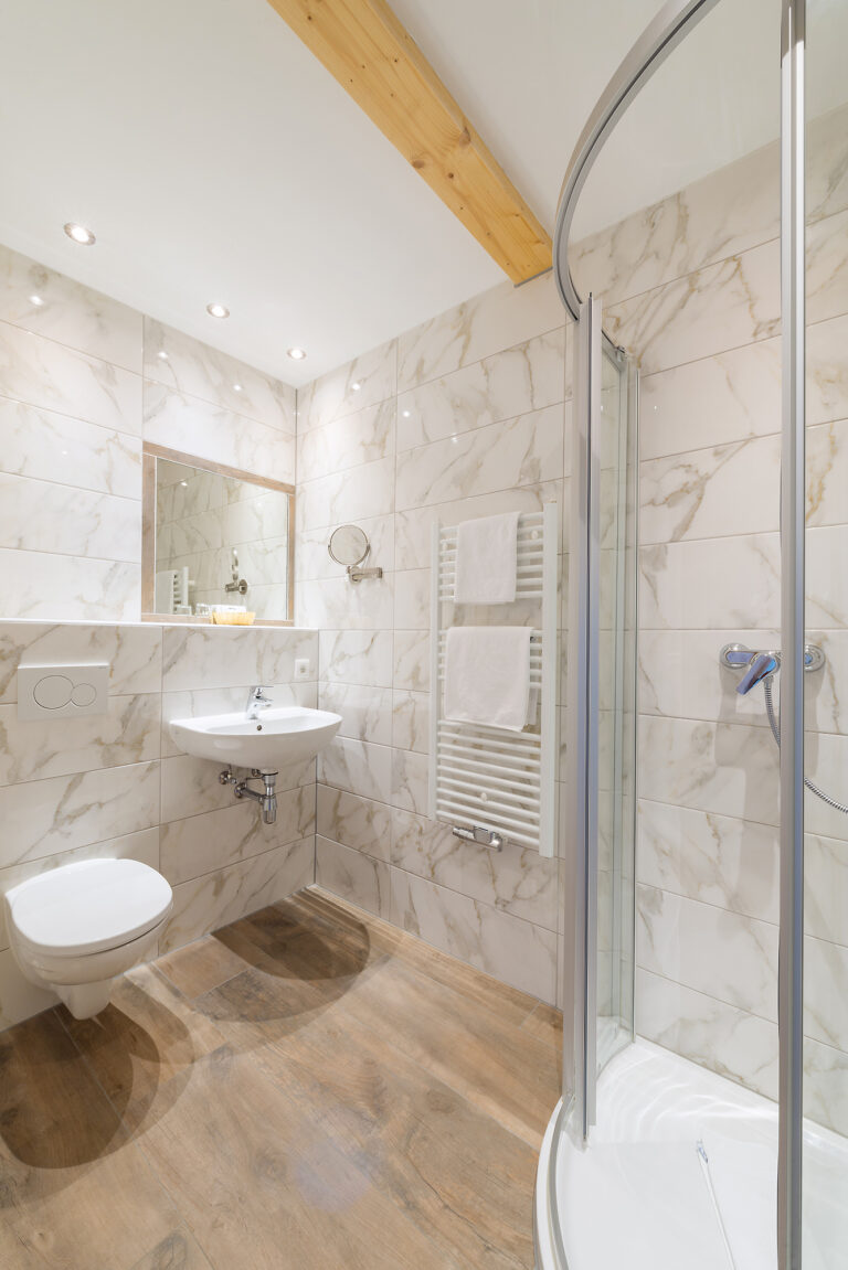 Badezimmer mit Dusche