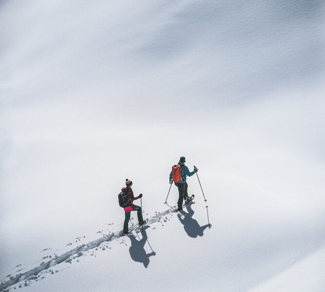 Zwei Schneeschuhwanderer im Tiefschnee